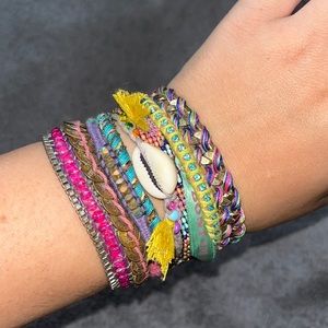 Colorful bracelet with magnet enclosure